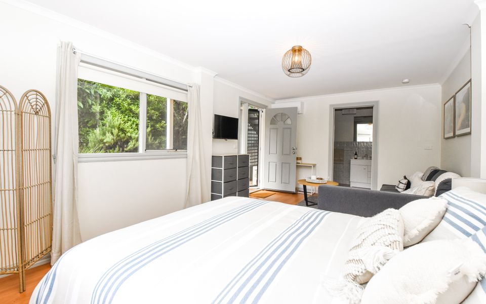 Studio: Queen Bed, smart TV, reverse cycle air-conditioning, L-shaped lounge, TV and ensuite.