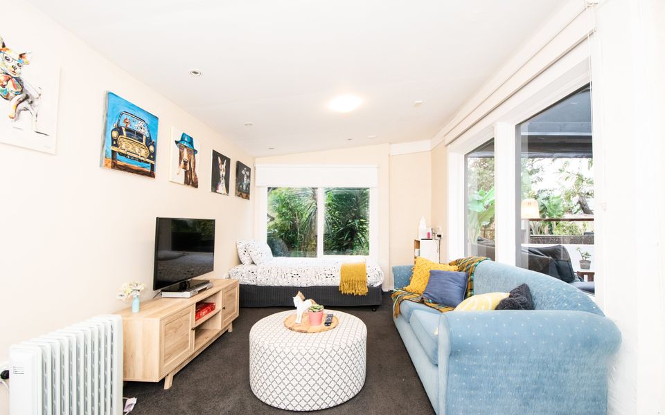 This charming bedroom has a single bed, TV, heating and cooling facilities, as well as games and a comfortable couch, ensuring a bit of fun for the young ones!