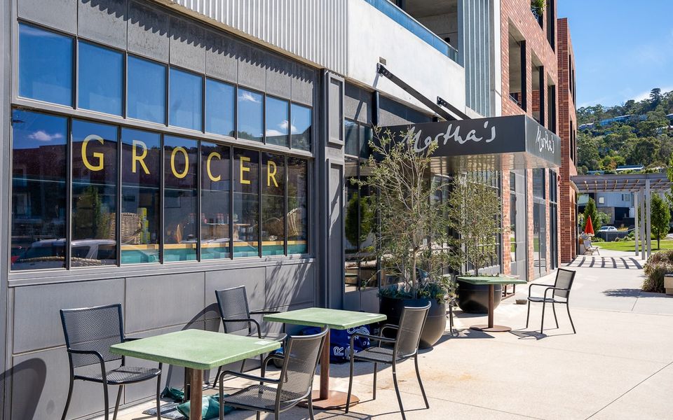 Local restaurant, cafe and grocer 700 m from the house