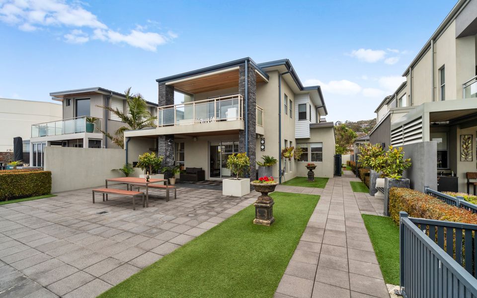 Alfresco dining, BBQ and access to the boardwalk