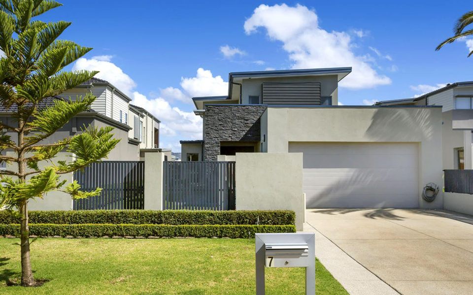 Monte Carlo - Driveway with space for two cars