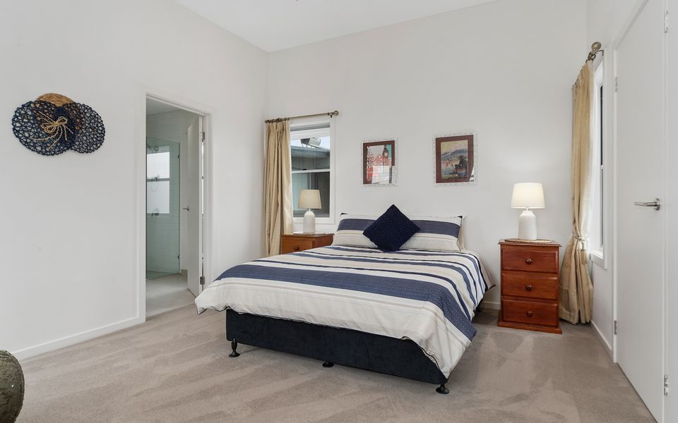 Second Master bedroom with Queen bed and access to main bathroom