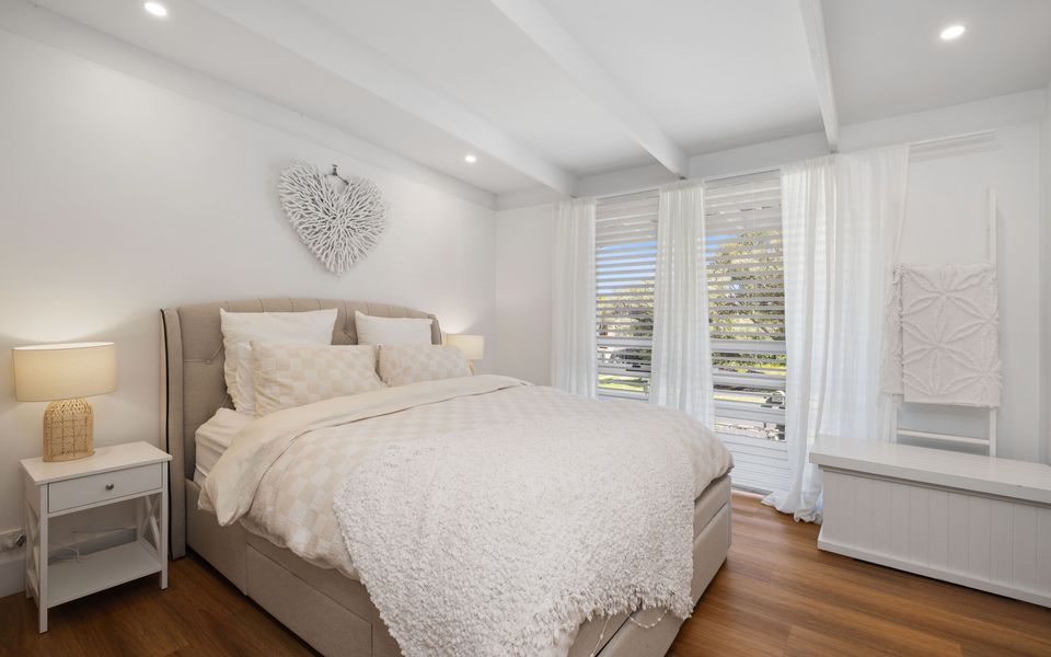 Master Bedroom - Queen Bed and ensuite