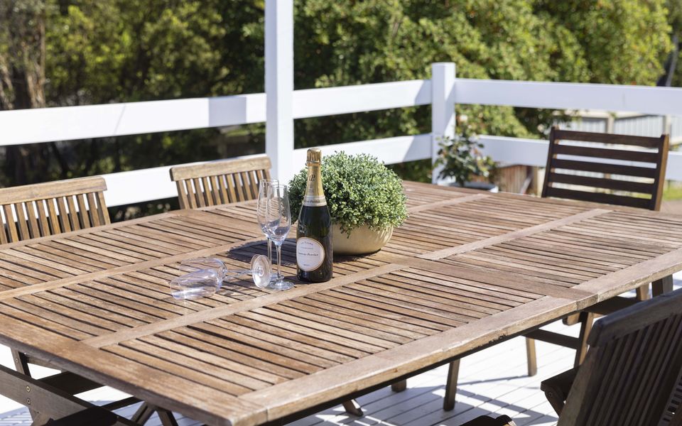 Spacious front alfresco area with outdoor setting for six, ideal for dining and relaxing