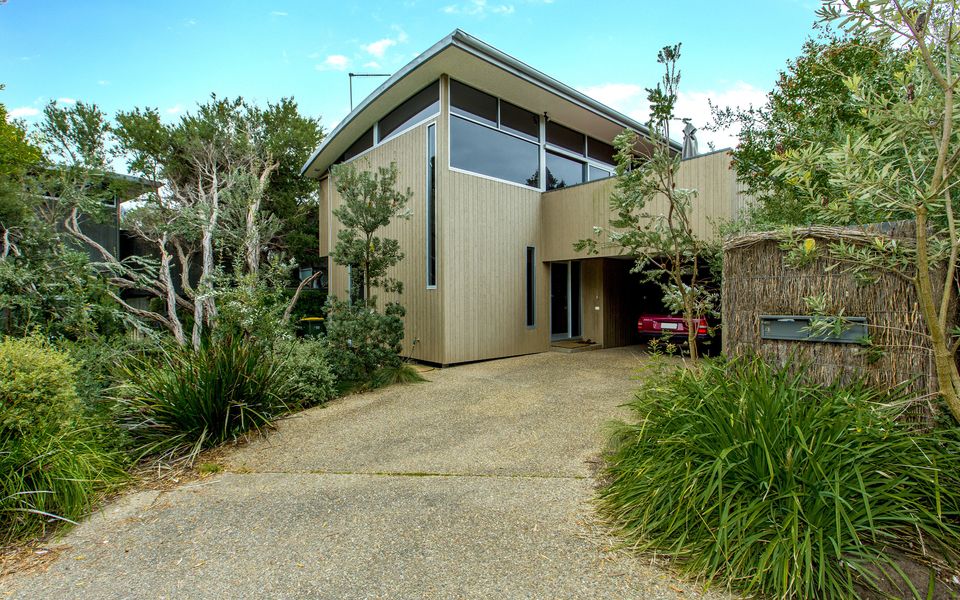 Stylish Holiday Home opposite Surf