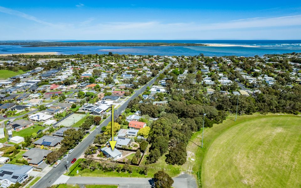 Inverloch’ s Lime Green Door – Linen, Wifi, Pet Friendly
