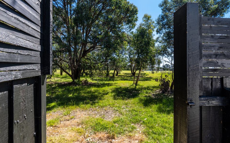 Inverloch’ s Lime Green Door – Linen, Wifi, Pet Friendly