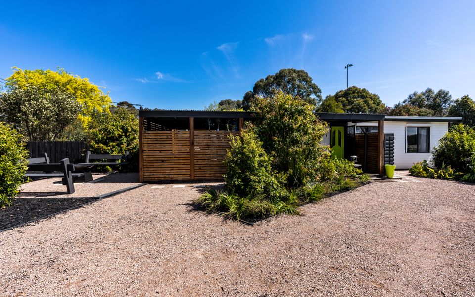 Inverloch’ s Lime Green Door – Linen, Wifi, Pet Friendly