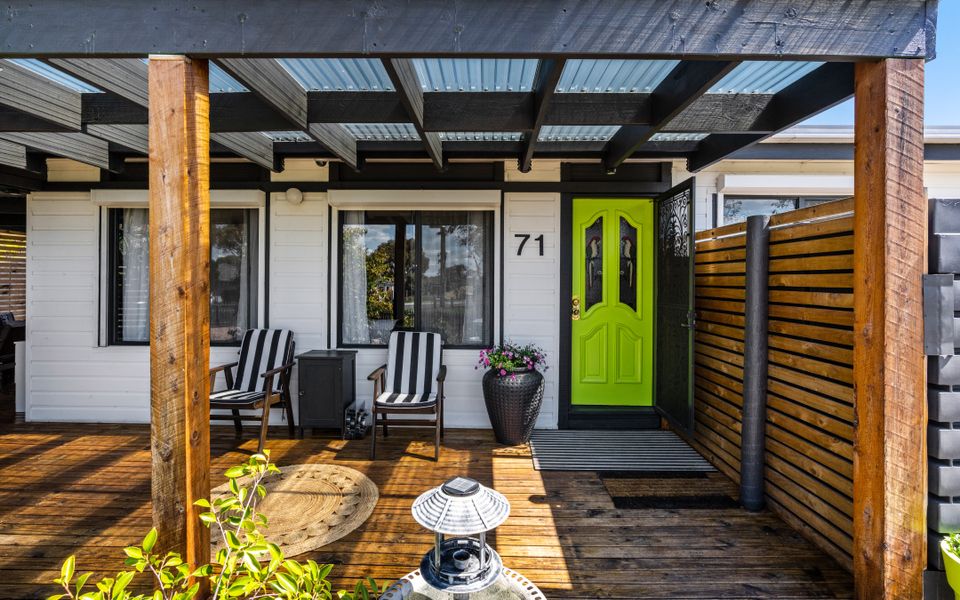Inverloch’ s Lime Green Door – Linen, Wifi, Pet Friendly