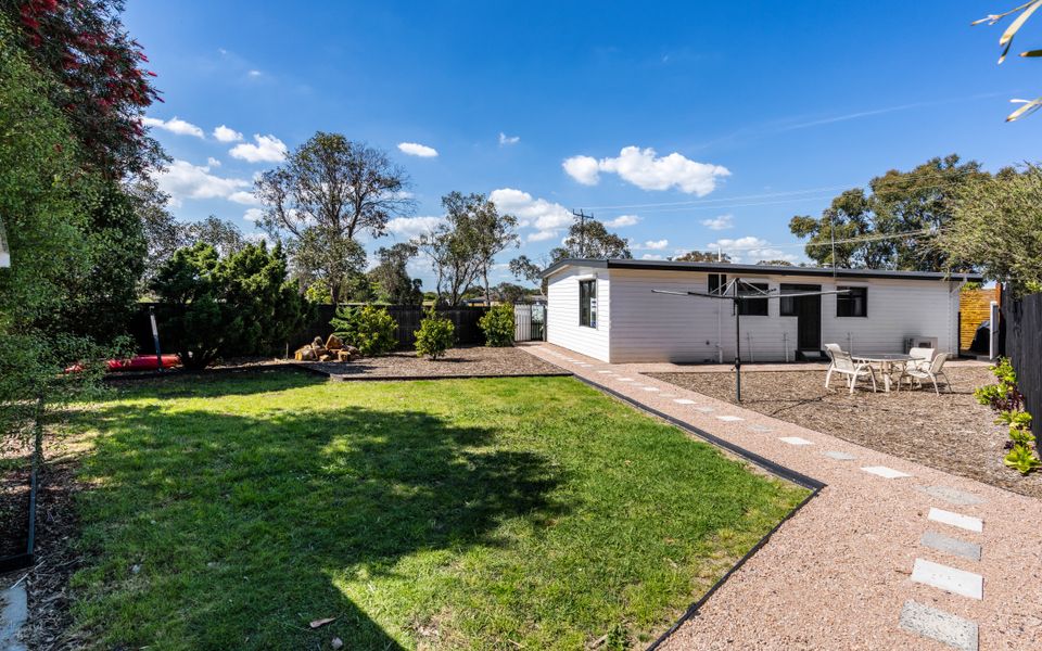 Inverloch’ s Lime Green Door – Linen, Wifi, Pet Friendly