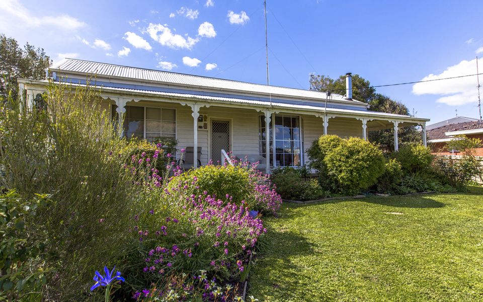 Classic Cottage Minutes to the Beach
