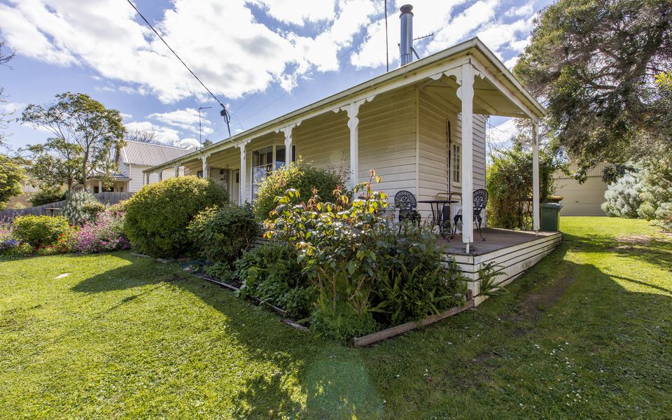 Classic Cottage Minutes to the Beach