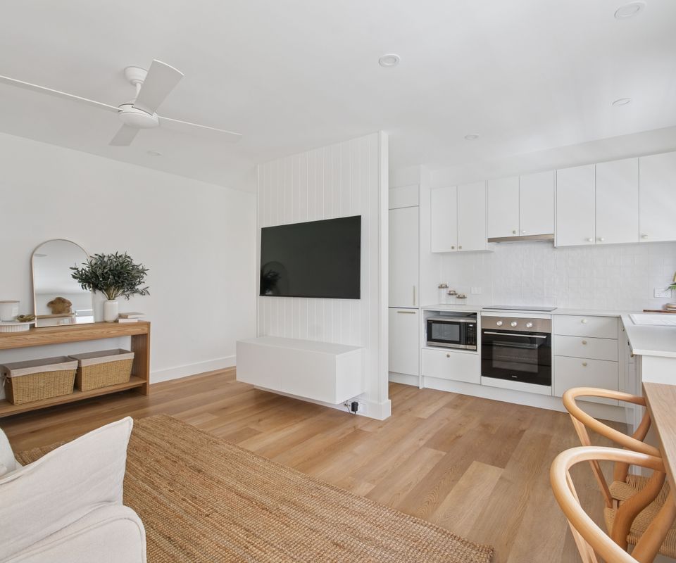 Esplanade Escape, Manly I90