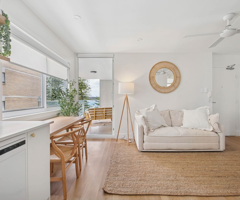 Esplanade Escape, Manly I90