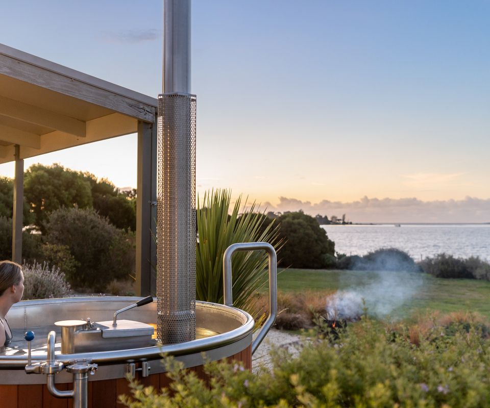 Stargazers Waterfront Hot tub Cottage Tasmania ITAS