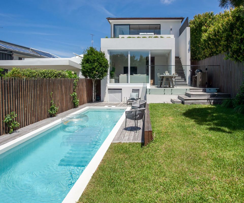 Clovelly Poolside IH